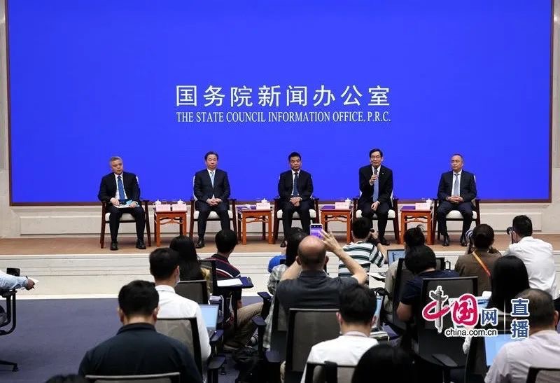 中外记者晤面会上，，，，，，周育先谈怎样弘扬企业家精神