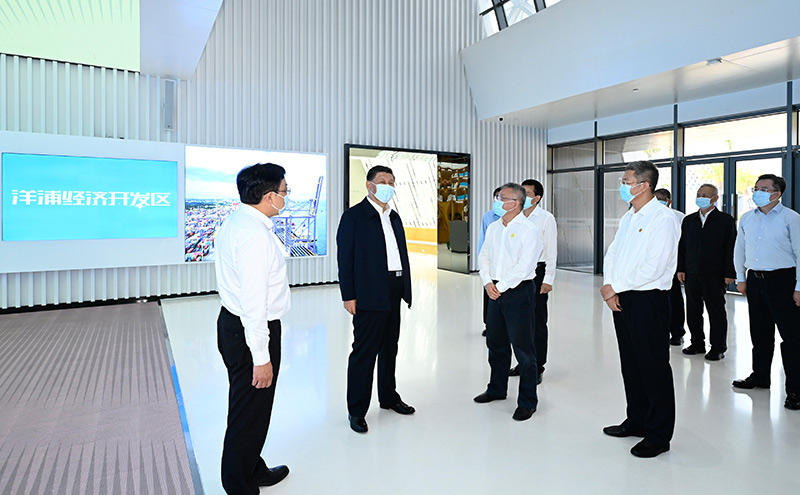 4月10日至13日，，，，，，中共中央总书记、国家主席、中央军委主席习近平在海南考察。。。。。这是12日上午，，，，，，习近平在洋浦经济开发区考察。。。。。新华社记者 李学仁 摄