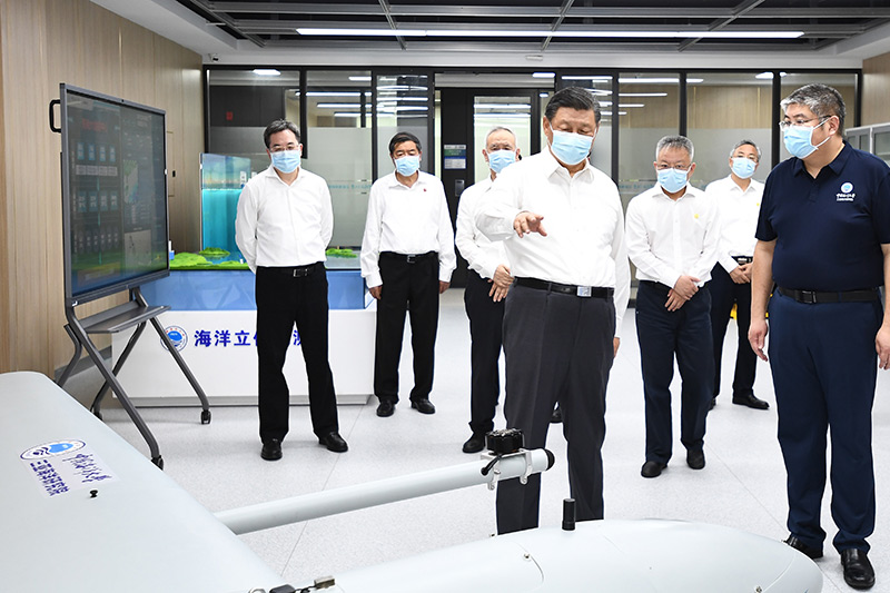 4月10日至13日，，，，，，中共中央总书记、国家主席、中央军委主席习近平在海南考察。。。。。这是10日下昼，，，，，，习近平在中国海洋大学三亚海洋研究院考察。。。。。新华社记者 燕雁 摄