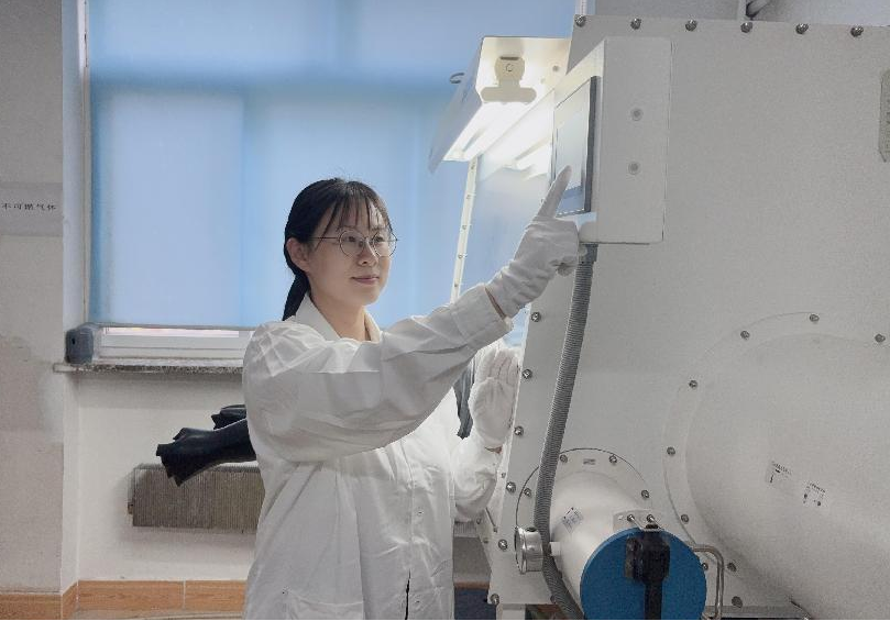 科研一线丨石爽爽：晶体生长虽慢，，，，，，，但每一步都通向光的未来